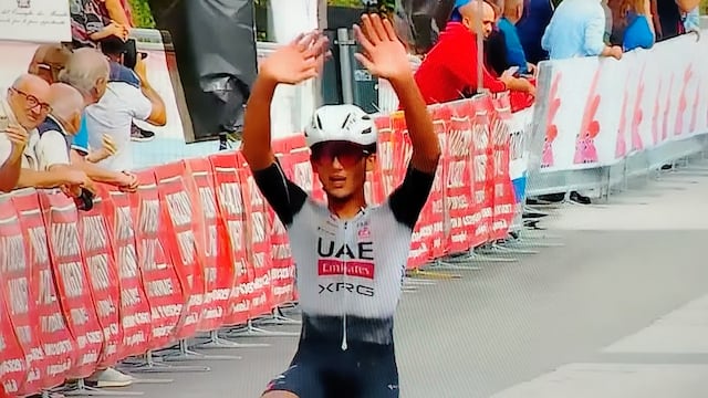 Isaac del Toro cruzó la línea con los brazos en alto en el Giro de la Toscana
