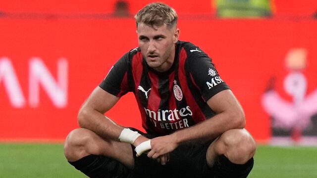 Problemas para el AC Milán: Santiago Giménez provoca fractura de su compañero Ardon Jashari.