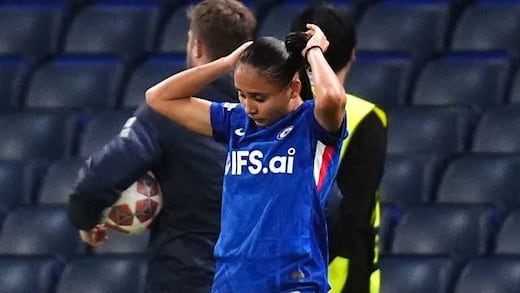 Chelsea reclama VAR por tirón de pelo en Champions femenina