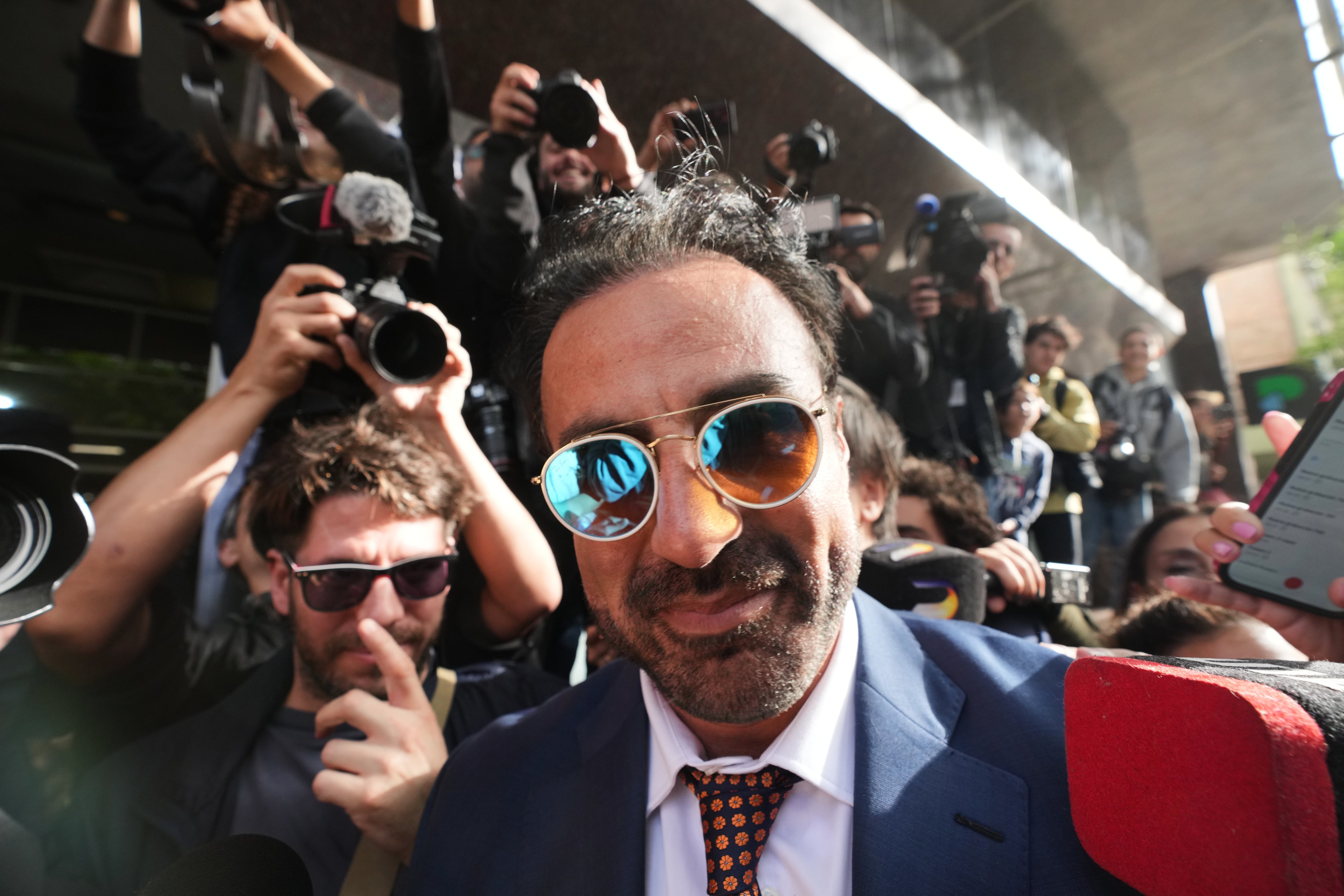 El médico Leopoldo Luque llega al juzgado para asistir a la primera jornada de su juicio junto al equipo médico que trató al exfutbolista Diego Maradona