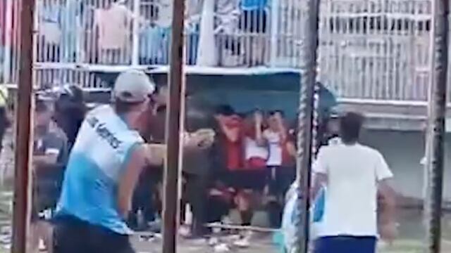 La terrible y vergonzosa agresión de unos fans a jugadores; sucedió en el futbol argentino