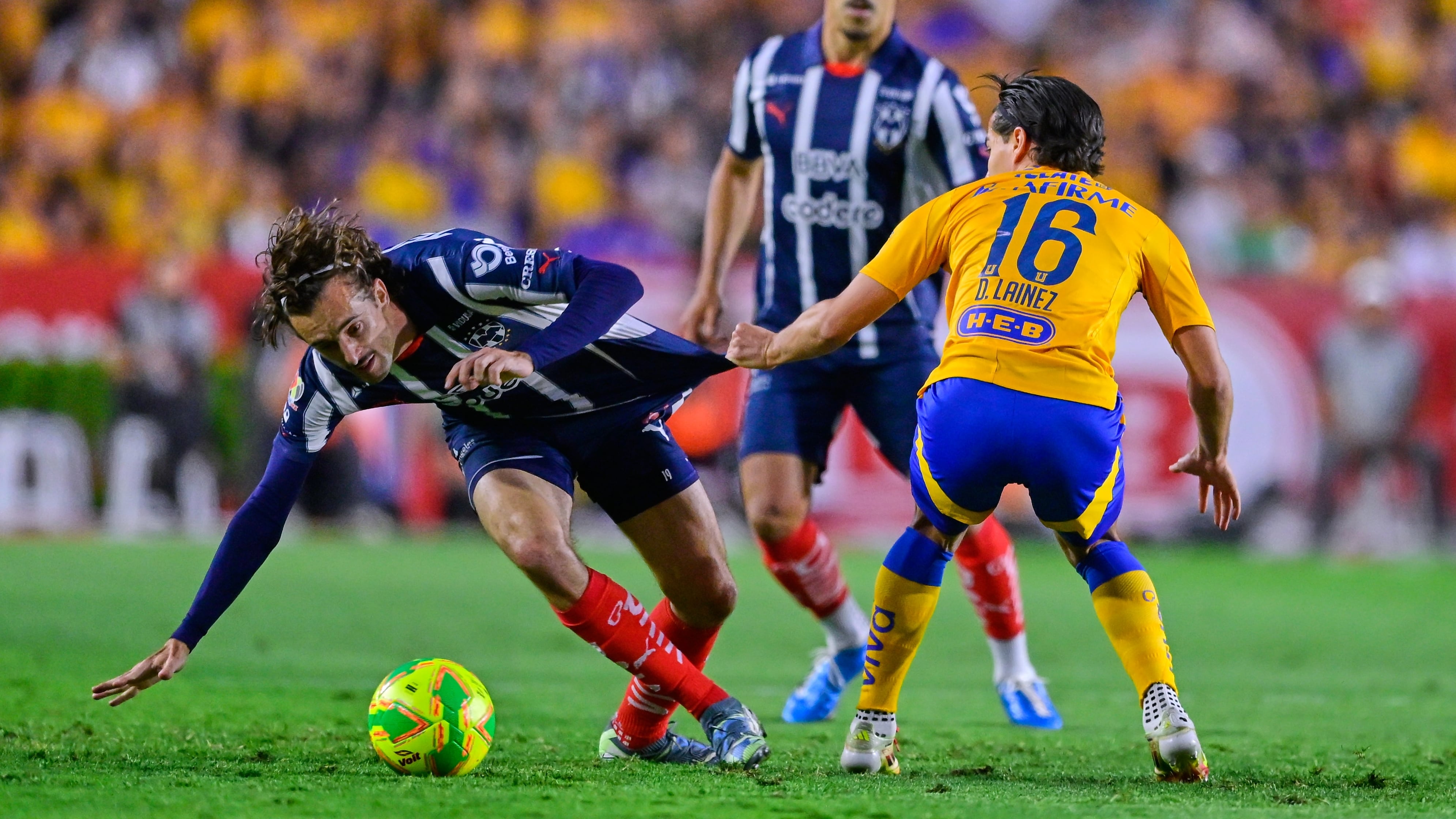 Jordi Cortizo y Diego Lainez en el Tigres vs Rayados.