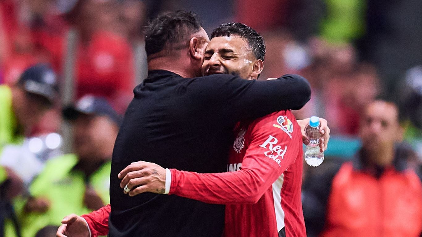 ¿Se acabó el amor? Antonio Mohamed tira tremendo dardo sobre Alexis Vega en la Selección Mexicana.