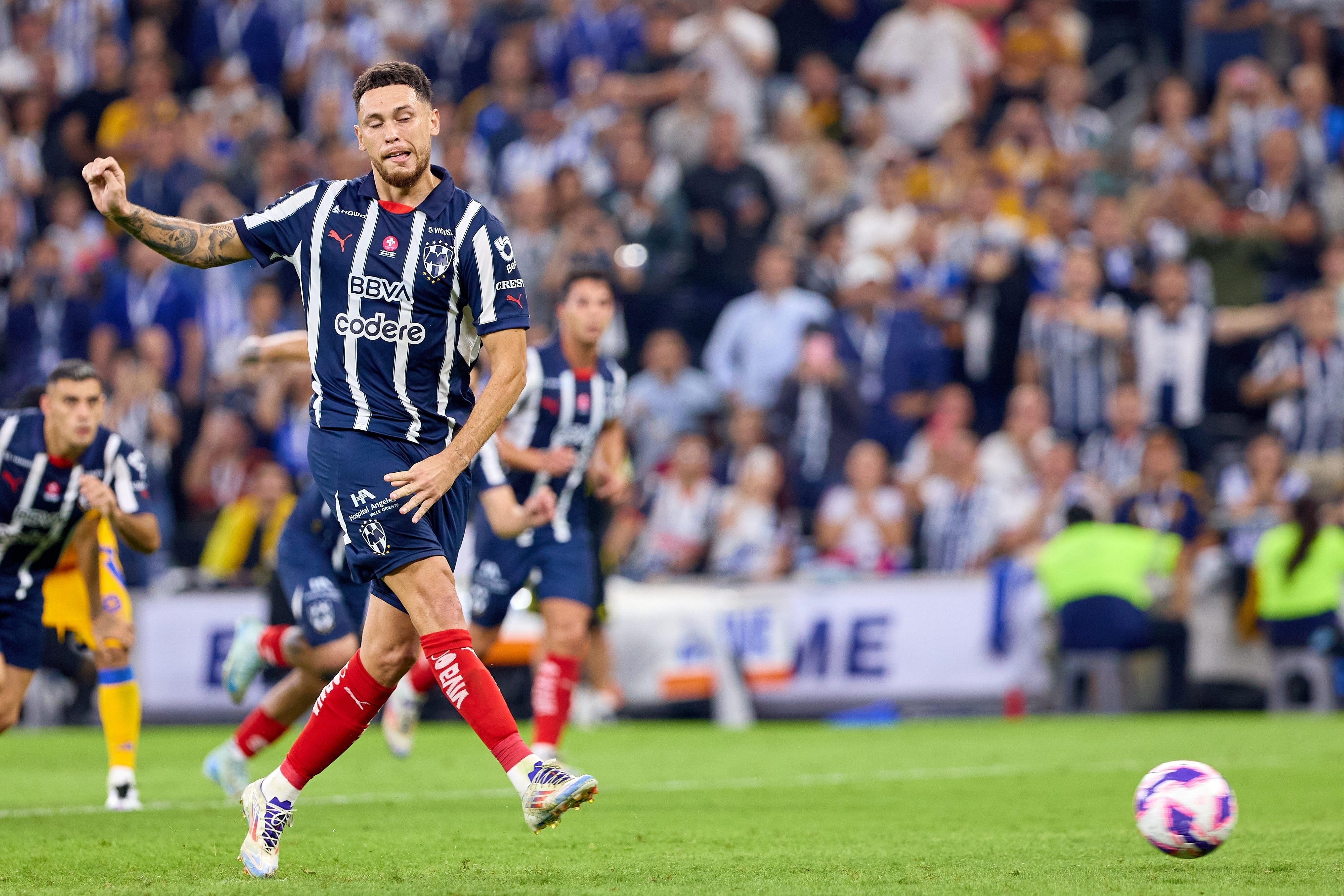 Penal de Lucas Ocampos en el Clásico Regio