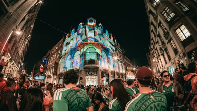 El centro histórico se iluminó con la fiesta mundialista de AXE