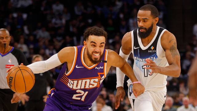 Tyus Jones y Mike Conley en la NBA.