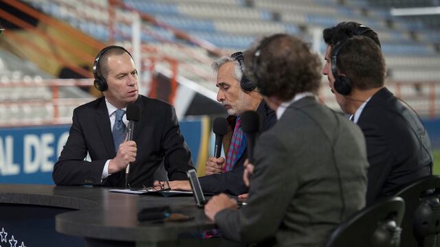Periodistas y amigos de André Marín acuden a la misa para la última despedida.