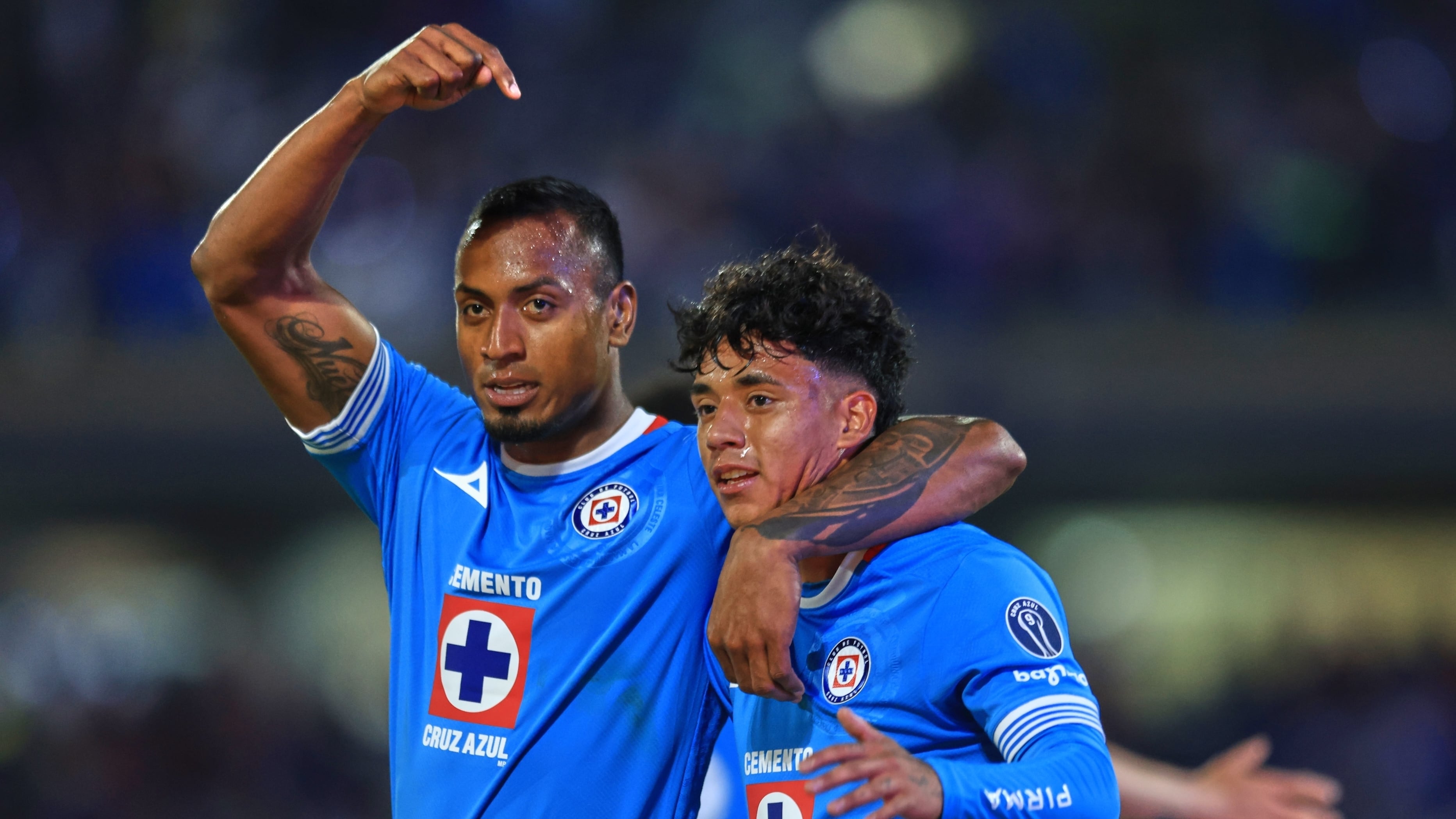 Willer Ditta y Amaury Morales en el Cruz Azul vs León.