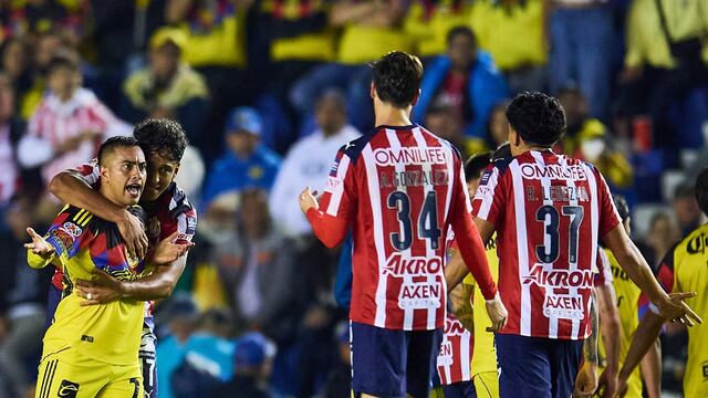 Erick Sánchez en el Clásico entre América y Chivas.