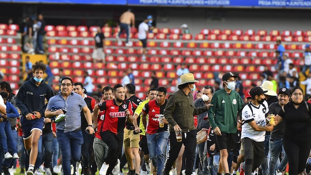 Fans o Aficion during the game Gallos y Atlas volvieron a enfrentarse mientras las consecuencias de aquella noche siguen dejando preguntas sobre justicia y responsabilidades.