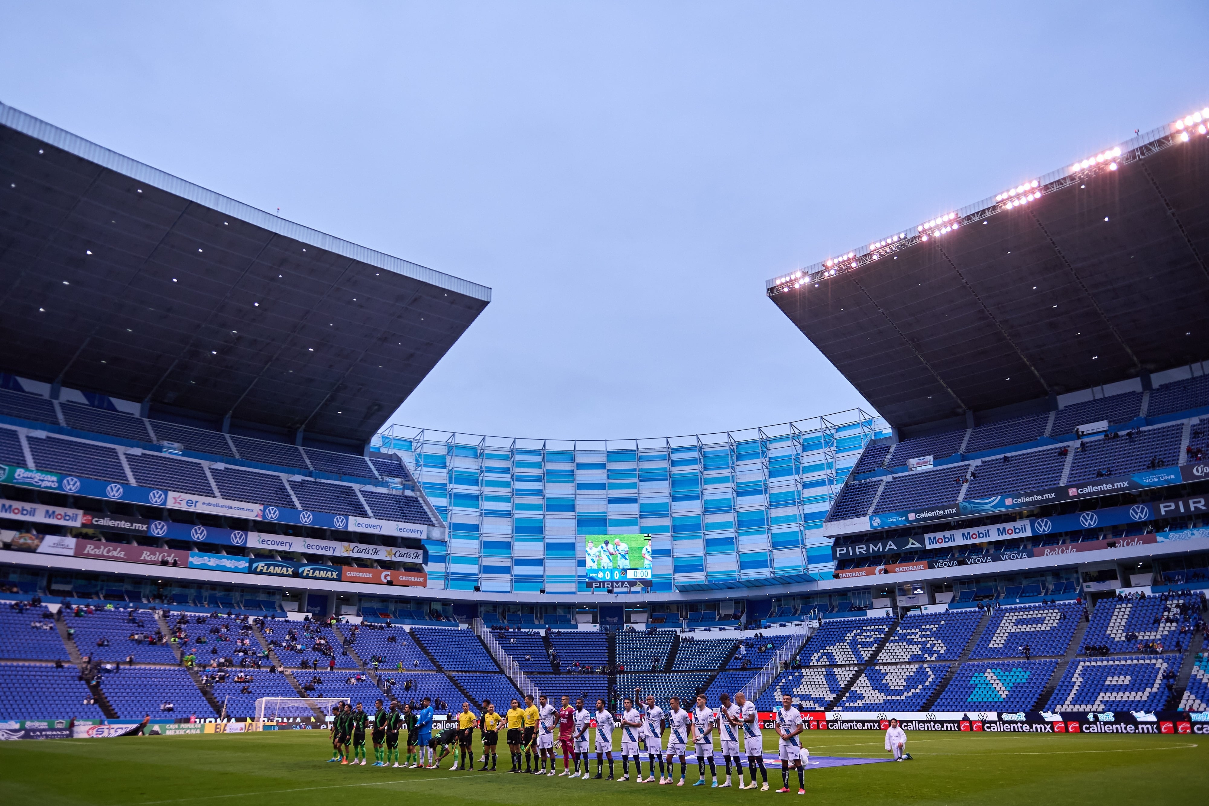 Estadio Cuauhtémoc con pocos aficionados.
