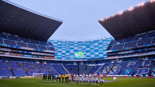 Estadio Cuauhtémoc con pocos aficionados.
