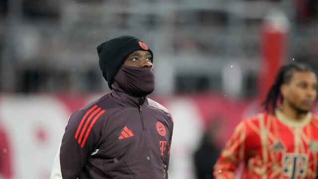 Captan a Alphonso Davies, estrella de la Concacaf, manejando borracho en su Lamborghini