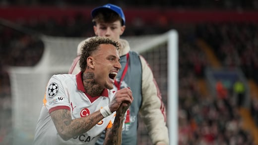 Noa Lang, futbolista del Galatasaray, casi pierde un dedo al chocar con vallas publicitarias