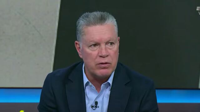 Ricardo Peláez explota contra Alan Pulido tras su primer gol con Chivas