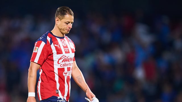 Ni siquiera una disculpa: Así fue la reacción de Chicharito en el vestuario de Chivas.