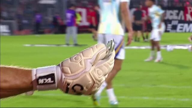 Vidrio lanzado desde la tribuna le corta el cuello a un portero en el futbol argentino