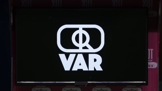 El mejor uso del VAR en la historia: Así fue la increíble campaña contra el cáncer de mama que se hizo en pleno partido