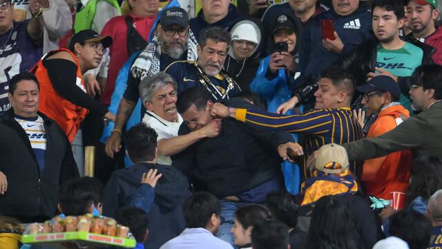 Se registran múltiples peleas en tribunas durante el Pumas vs América en el Olímpico Universitario.