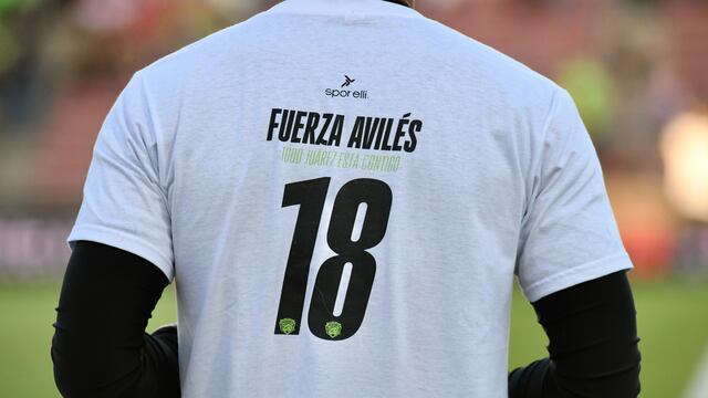 Juárez calentó con camisetas de apoyo a Avilés Hurtado.