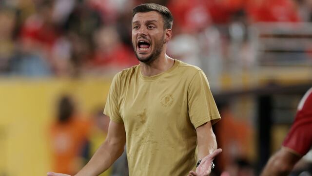 Fans del Porto insultan a Martín Anselmi y jugadores a su llegada a Portugal tras fracaso en Mundial de Clubes