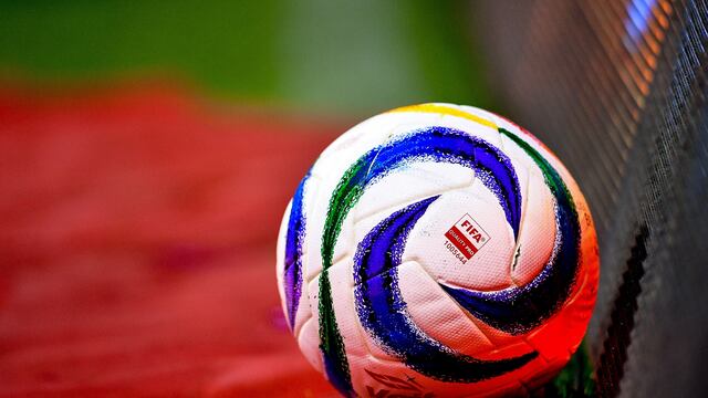 El balón para el Mundial 2026 combina colores de los tres países anfitriones.