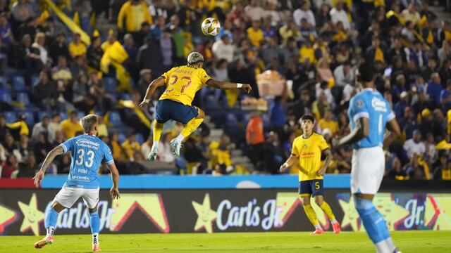 Jugadores del Cruz Azul explotan contra el árbitro Adonai Escobedo