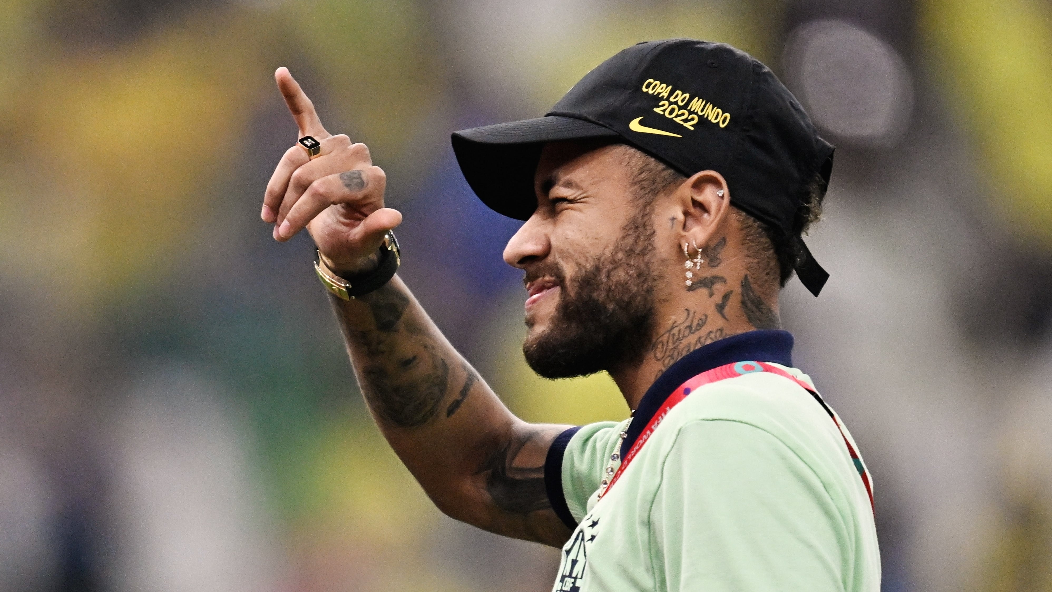 Le roban a Neymar un anillo en plena cancha: ya está a la venta en 300 mil pesos