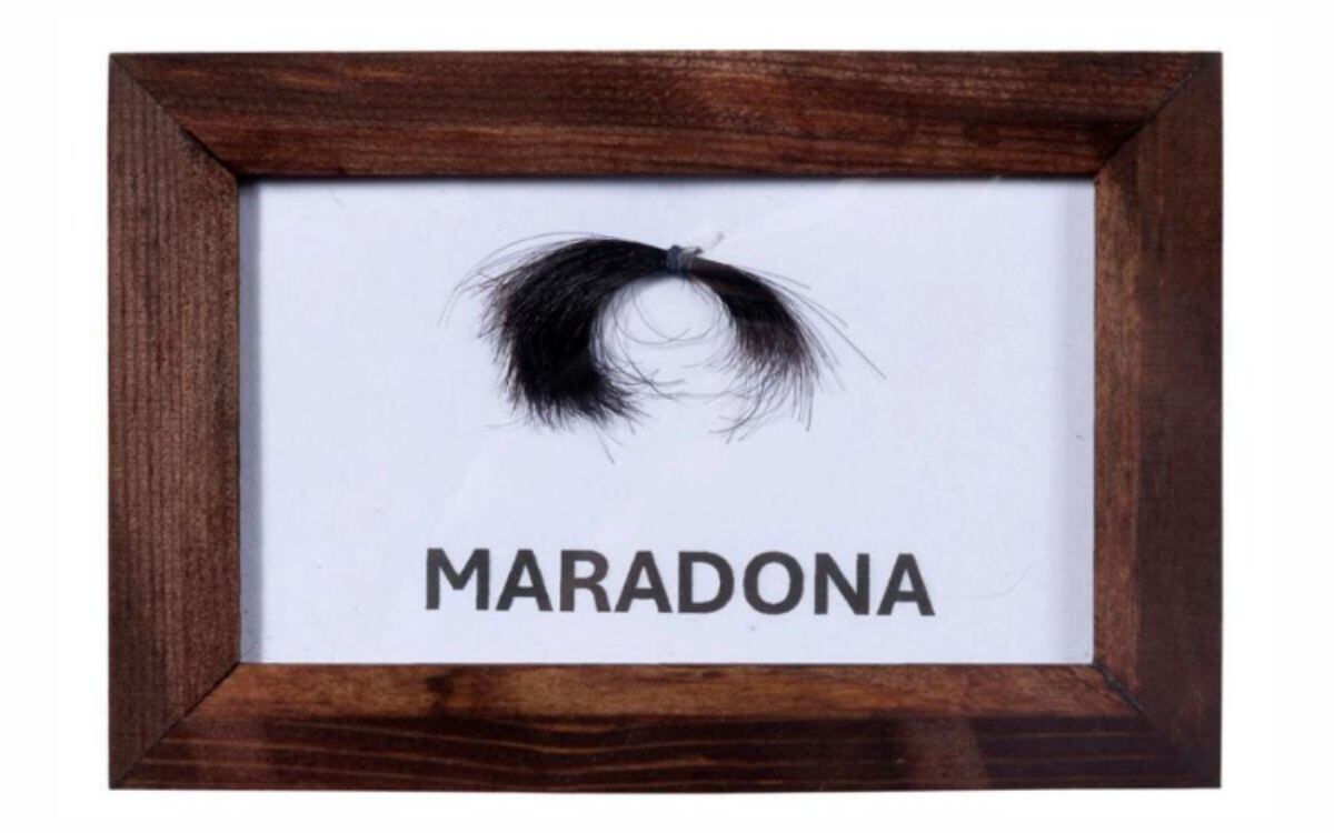 Subastan mechón de cabello de Maradona