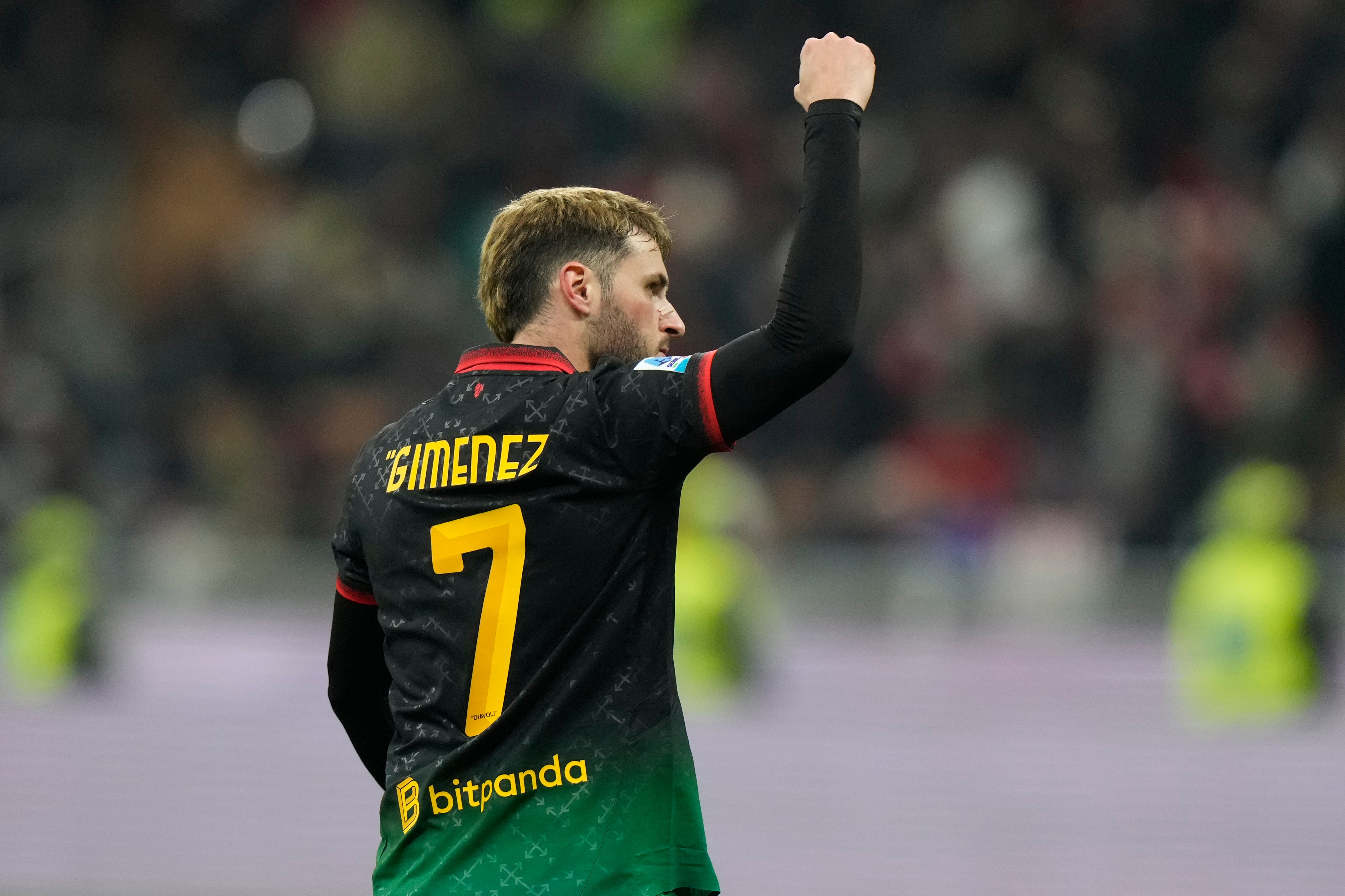 Santiago Giménez tras marcar en el AC Milan vs Hellas Verona.