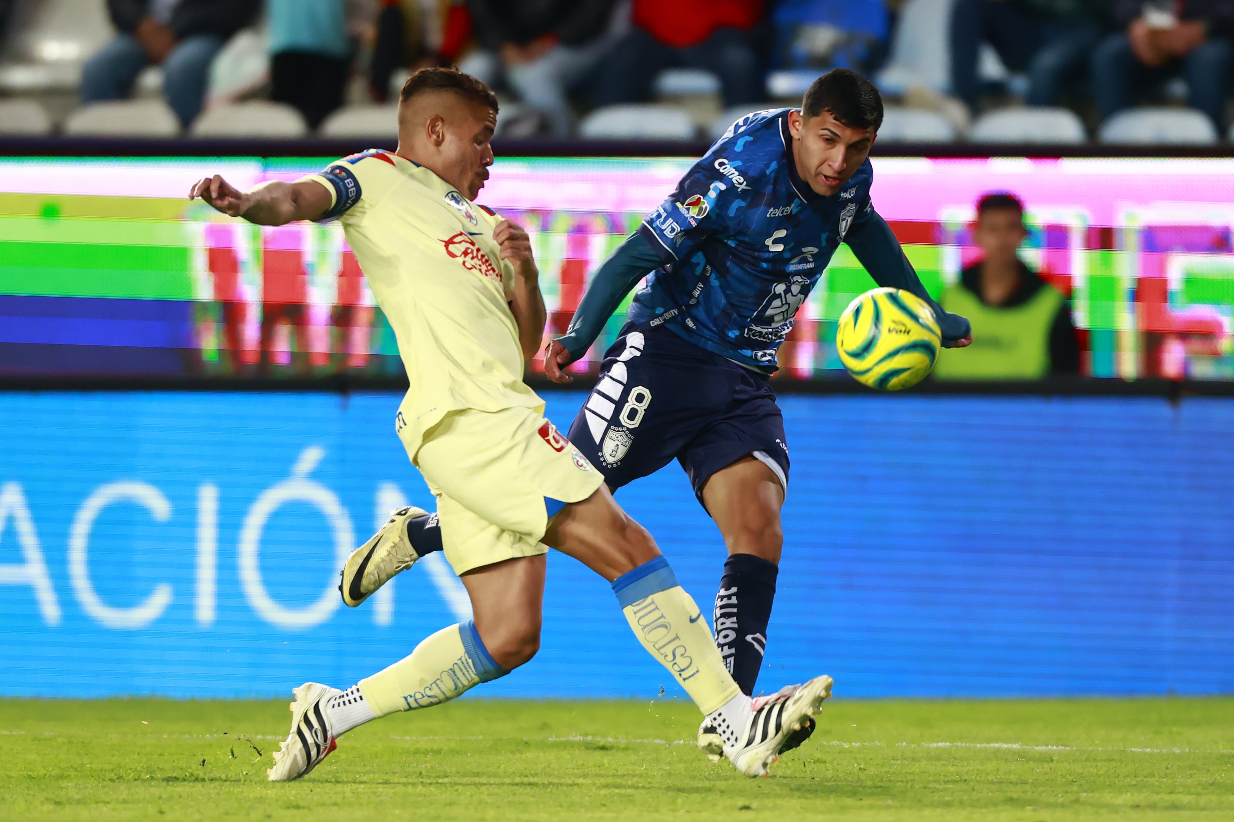Bryan González y Jonathan Dos Santos en el Pachuca vs América.