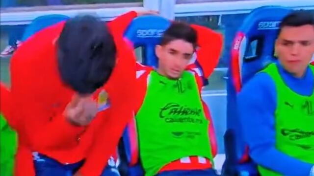Jugador de Chivas suelta flatulencia en la banca y ahuyenta a todos sus compañeros