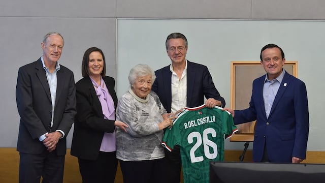 FMF rinde homenaje a Rafael Castillo, expresidente del futbol mexicano.