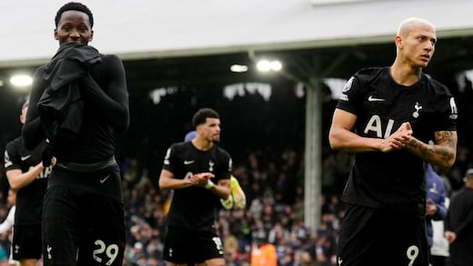 Tottenham veta a fans por saludos nazis en la Champions League