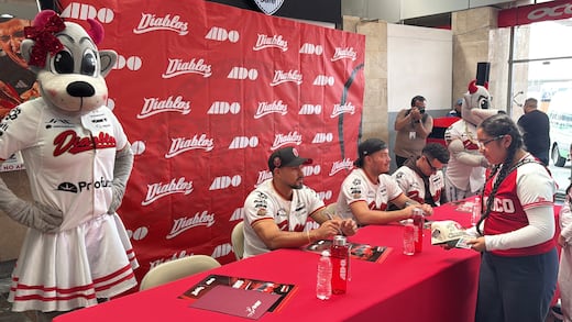 Diablos Rojos del México y ADO reúnen a la afición en firma de autógrafos en la TAPO