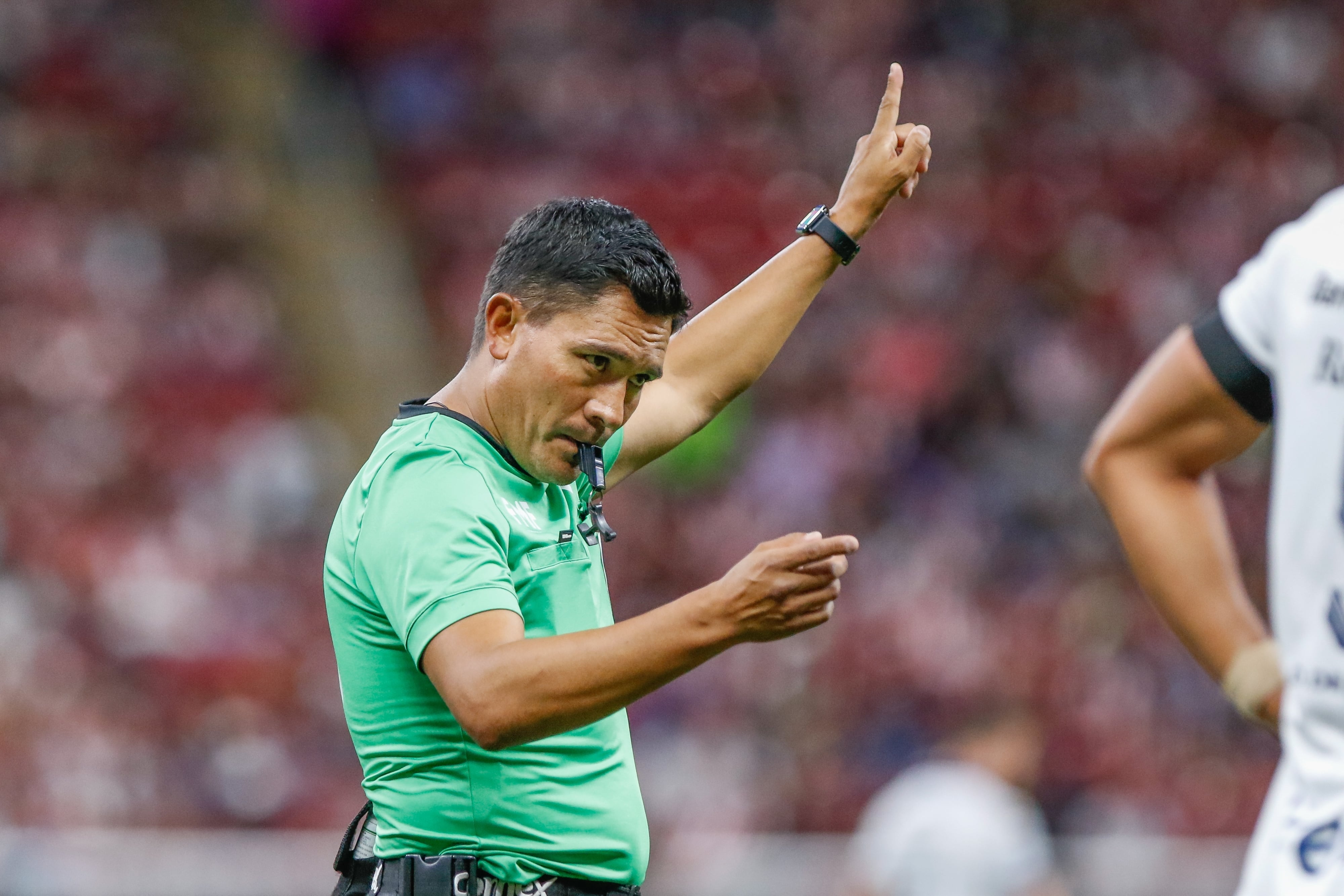 Fernando Guerrero pitando