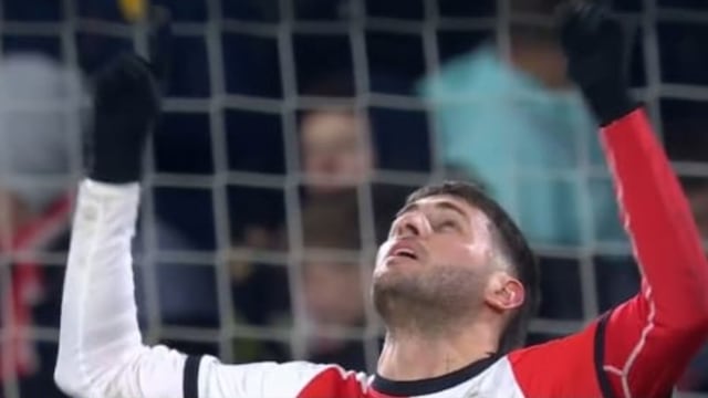 Santiago Giménez se luce con espectacular triplete con el Feyenoord.
