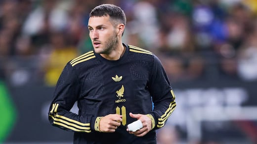 Santiago Giménez con los días contados en AC Milan; lo quieren usar de moneda de cambio por un goleador de la Premier