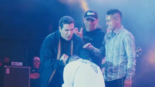 Banda mexicana sube a Chava Cabañas al escenario y le pide perdón por el atentado