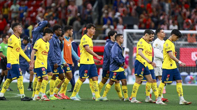 Jugadores de América tras el Clásico Nacional en el Akron.