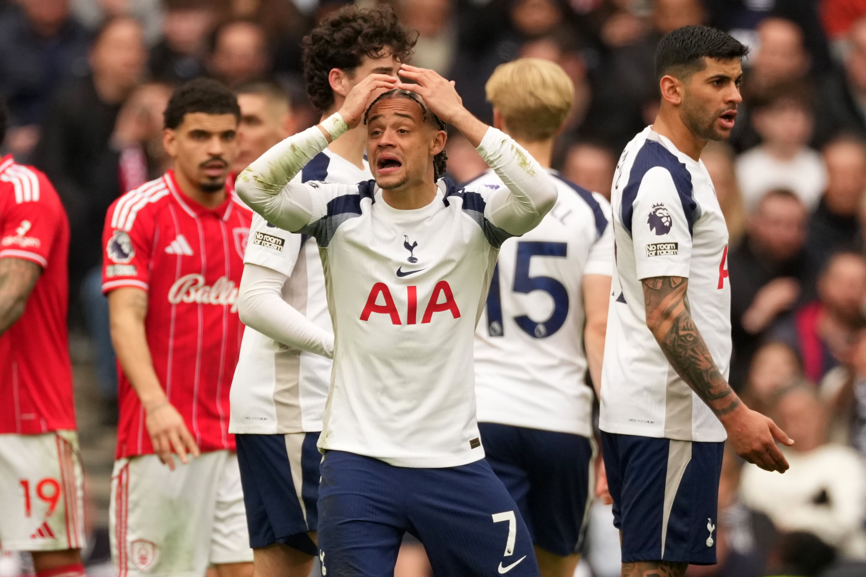 Tottenham va por De Zerbi para salvarse del descenso en la Premier League.