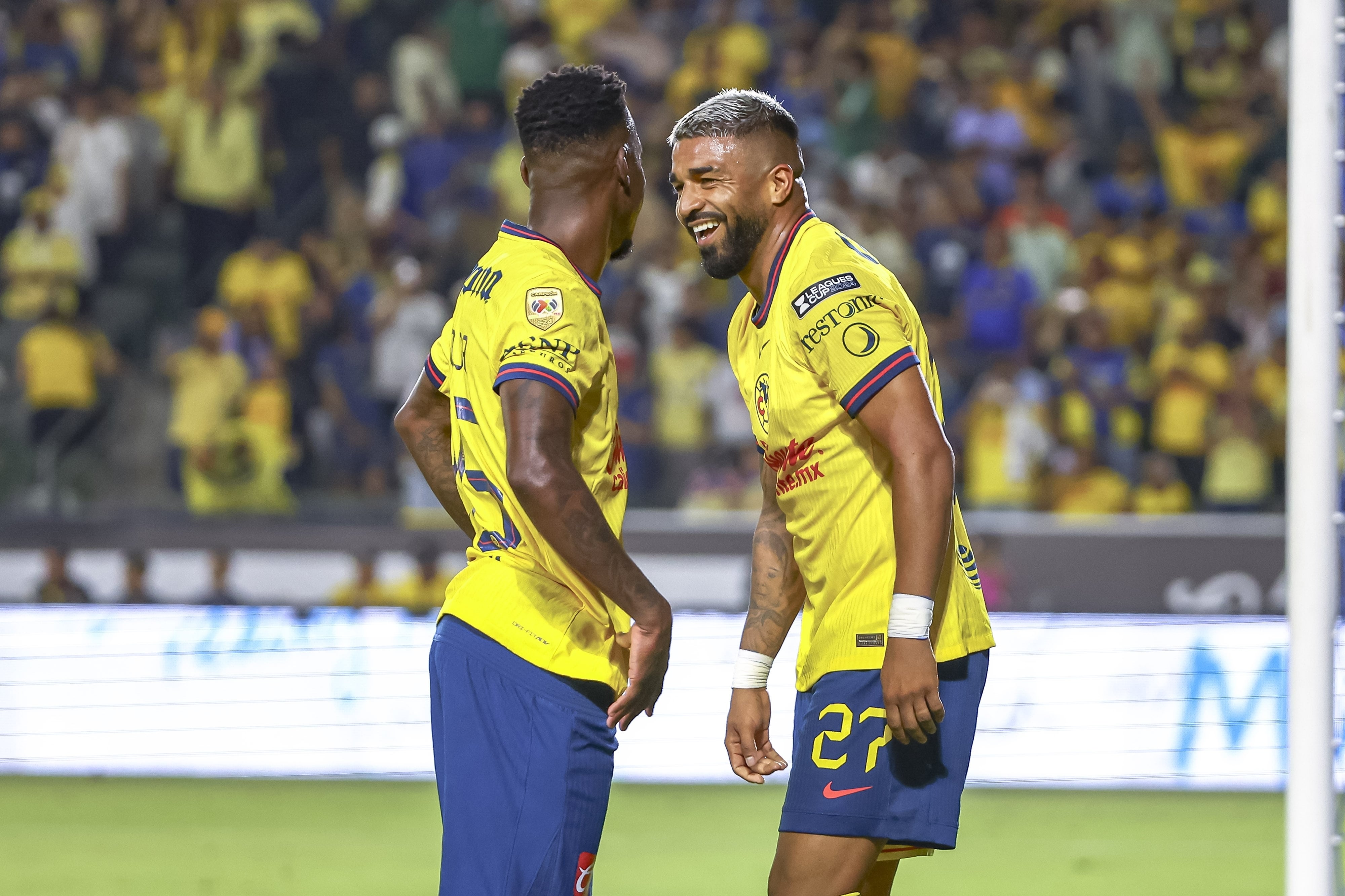 Rodrigo Aguirre con el Club América.
