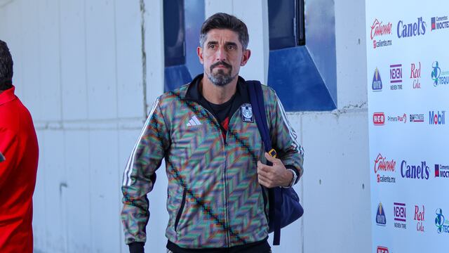 Captan a Veljko Paunovic salvándole la vida a una persona atropellada.