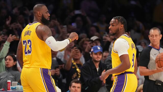 Bronny y LeBron James en la NBA.