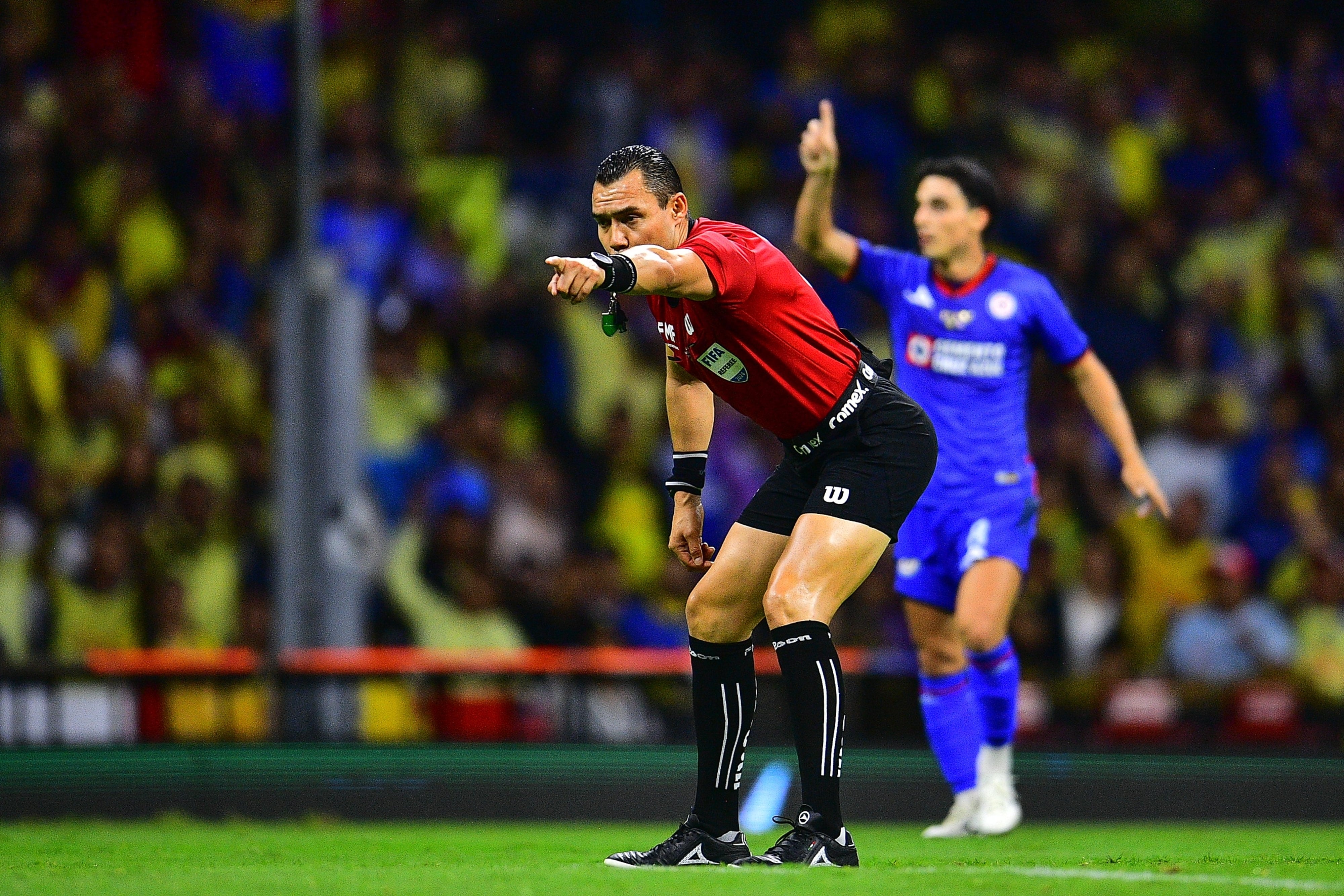 Penal a favor de América en la final ante Cruz Azul.