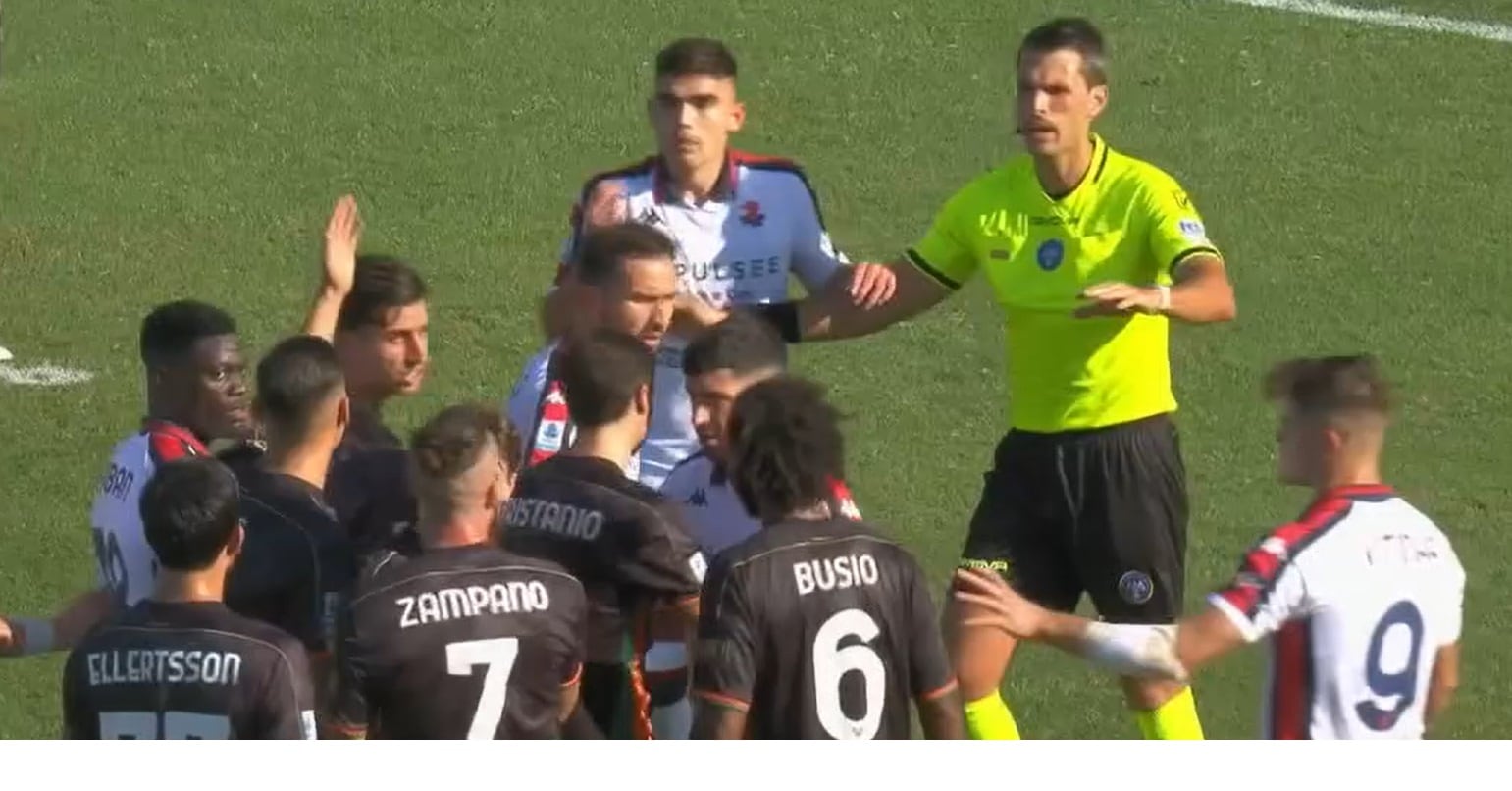 Johan Vázquez se hace de empujones en penal de Venezia.