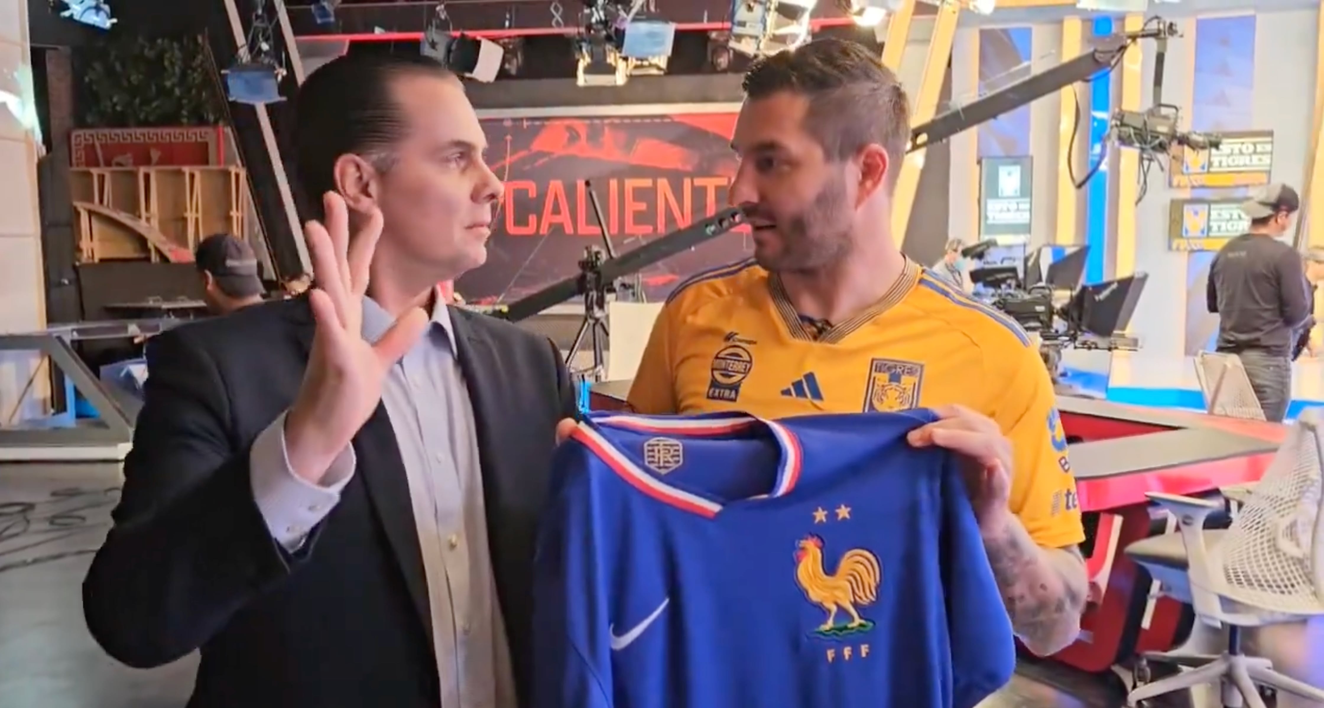 Christian Martinoli hablando en francés con André Pierre Gignac