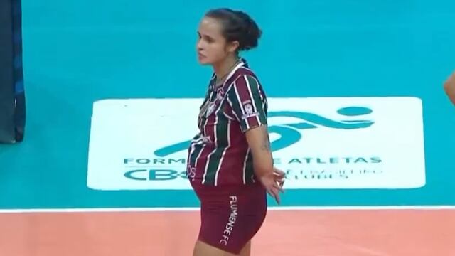 Jugadora de voleibol asombra al competir con cinco meses de embarazo