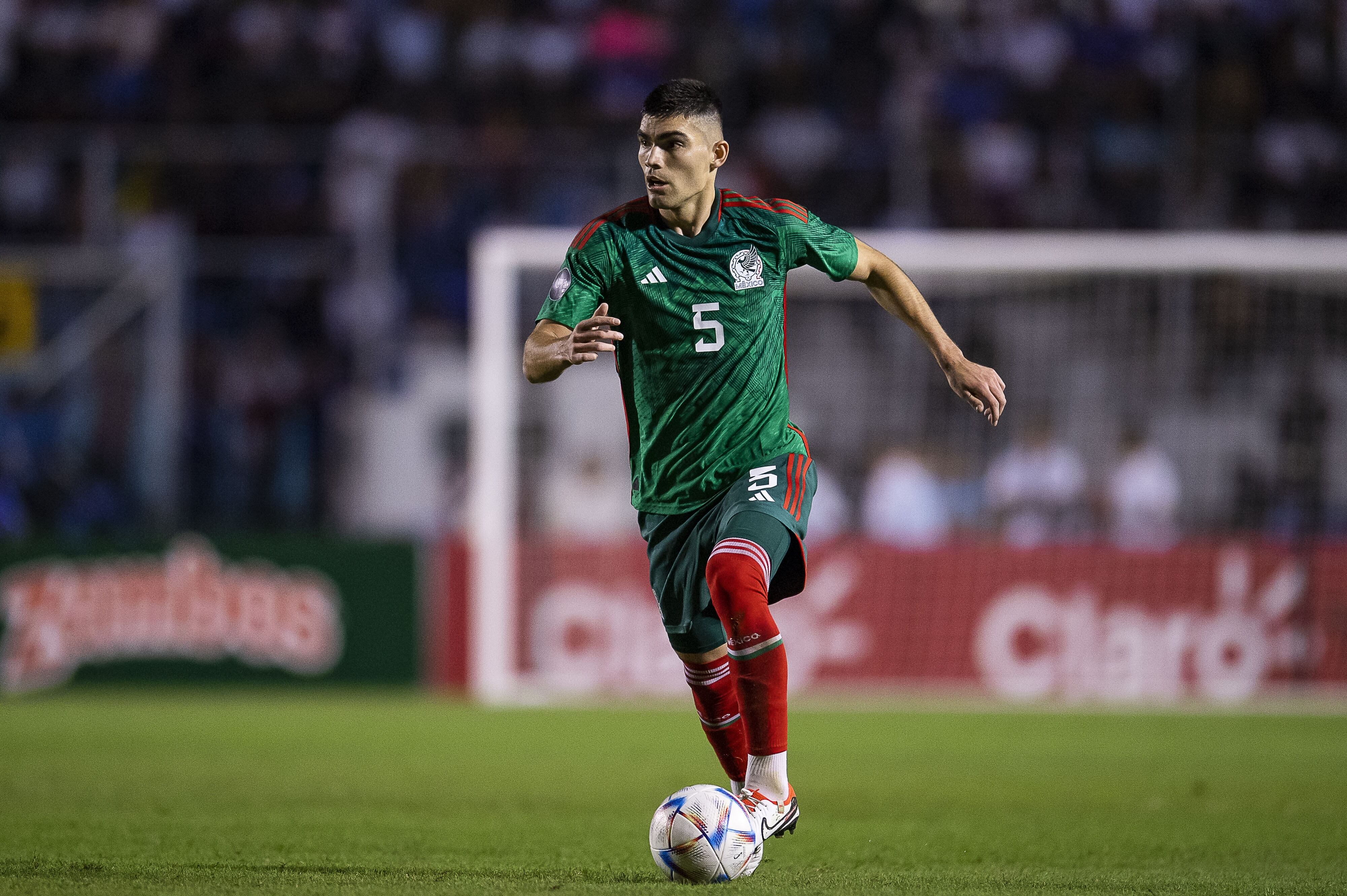 Johan Vásquez con la Selección Mexicana.