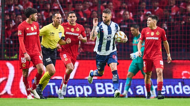 Árbitros del Toluca vs Rayados le dieron un regalo especial a Sergio Ramos.